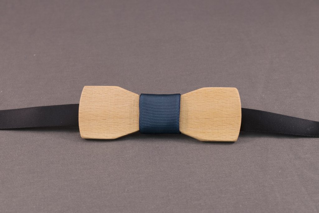 Wooden bow tie in solid Beech - Teal knot - Style and Panache - 1