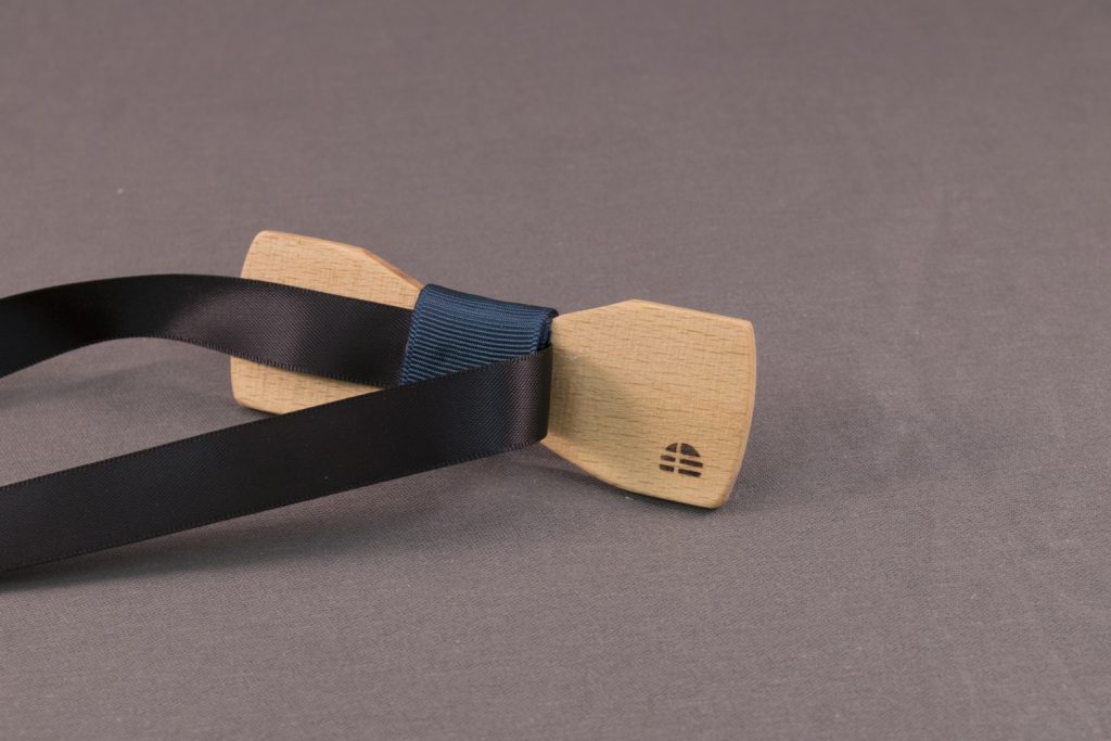 Wooden bow tie in solid Beech - Teal knot - Style and Panache - 4